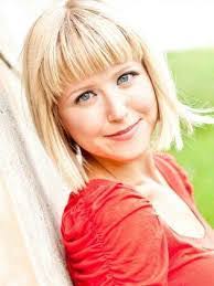 Holly Gauthier's Instagram, Twitter & Facebook