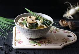 Miso Suppe Japanisch Einfach Zu Kochen Und Vegan Dailyvegan Rezept Miso Suppe Japanische Vorspeisen Suppe