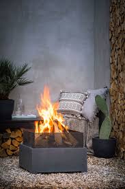 Lagerfeuer Fur Eine Gemutliche Atmosphare Feuerschale Feuerschalen Garten Feuerstelle Garten