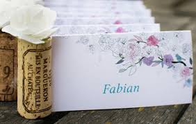 Ausgefallene Tischkarten Mit Korken Fur Die Rustikale Hochzeitsfeier Tischkarten Hochzeit Tischkarten Tischkarten Geburtstag