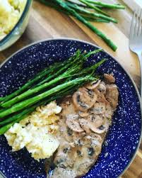 Bistec A La Milanesa Receta Delirios De Cocina Filete De Res En Salsa De Champinones Y Pure De Papa Rustico Filete De Res Recetas Con Res Bistec De Res Recetas