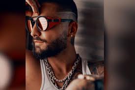 Tales cortes se adaptan a cualquier tipo de ropa, como traje de negocios o pantalones cortos de playa y camiseta. Maluma Asi Luce El Colombiano Con Su Nuevo Corte De Cabello Tvmas El Comercio Peru