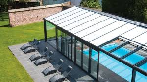 De Briques Et De Verre Piscine Avec Veranda Ouvrable Abris De Piscine Blanc Abri Piscine Piscines Interieur Piscine