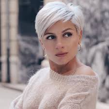 This is a good choice for an older woman who's not afraid to show off her features and draw plenty of attention to her cheeks, jaw line. 10 Office Short Hairstyle Ideas For Women La Vox