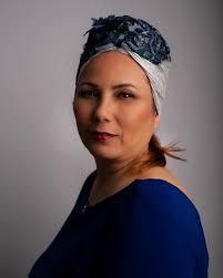 מאיפה בכלל אתחיל? אישה בעלת עוצמה כוח עם נחישות רבה להגשים את כל החלומות  שלה! לא מוותרת לעולם גם אם קשה וגם אם משהו נראה בלתי אפשרי אבל תמיד הכל  אפשרי. אישה