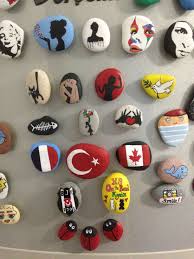 Çünkü ince kağıtlar boyanın kuruduktan sonra çatlayarak çabuk deforme olmasına neden olur. Tas Boyama Icin 23 Fikir Taslar Guaj Pet Rocks