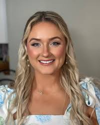 The amount of fellow tallies I was around today! Including this beauty! 🩷  Loved getting to work with @happyhairlady and @isabellaallenxo today too!