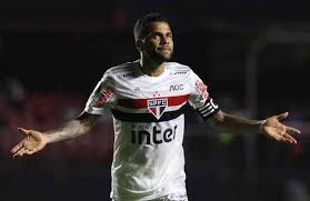 É o jogador com mais títulos oficiais na história do futebol, à frente de giggs, iniesta, maxwell e piqué (com 35 títulos cada). Fora Da Briga Pela Serie A Daniel Alves Tem 1Âº Ano Sem Titulos Desde 2005 Superesportes