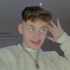 Louie Mills's Instagram, Twitter & Facebook