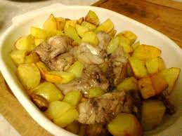 E' una ricetta semplice e che non vi obbligherà a stare troppo tempo quando il coniglio è ben rosolato regolate di sale e pepe, bagnate con il vino bianco e lasciatelo evaporare a fuoco vivace; Coniglio Al Forno Con Patate Arrosto Il Grande Classico Della Domenica Italiana