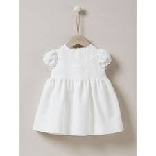 Certains baptêmes se font tardivement lorsque l'enfant sait déjà marcher. Quel Vetement Blanc Pour Le Bapteme Et Quand Le Mettre