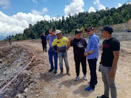 Pada 1972 minyak bumi dan gas alam mengambil alih timah sebagai. Hasil Bumi Officers Inspect Tawau Gold Mining Site