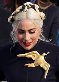 Film dari trilogi buku the hunger games karangan suzanne collins kembali tayang. Fans Compare Lady Gaga S Enormous Gold Brooch To The Hunger Games Mockingjay Pin Daily Echoed