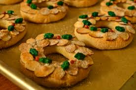 Well balanced flavor, and cute little pockets, just can not have enough of them. Almond Wreath Cookies Mandelkranzchen Pate A Chew