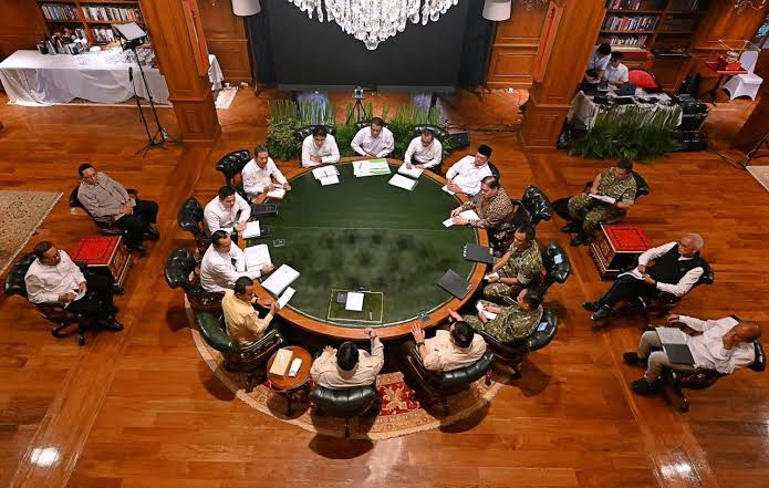PRESIDEN PRABOWO GELAR RATAS DI HAMBALANG BAHAS PERCEPATAN HUNIAN LAYAK