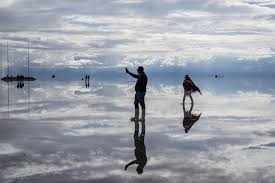 Tourists welcome New Year at 'giant mirror' on Bolivian salt flats - EFE