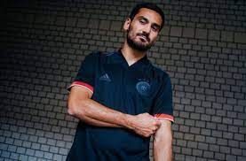 Das verdienen die nationalspieler bei ihren vereinen. Deutschland Gegen Island Dfb Team Prasentiert Neue Schwarze Em Trikots Fussball Stuttgarter Nachrichten