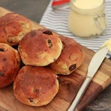 Krentenbollen Naar Recept Van Robert Van Beckhoven Uit Het Boek Meesterlijk Brood Leer Bakken Vanaf Krentenbollen Recept Voedsel Ideeen Nederlandse Recepten