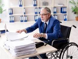 147 din codul muncii , salariatii care lucreaza in conditii grele, periculoase sau vatamatoare, nevazatorii, alte persoane cu handicap si tinerii in varsta de pana la 18 ani beneficiaza de un concediu de odihna suplimentar de cel putin 3 zile lucratoare. Concediu De OdihnÄƒ Bugetari Cum DiferÄƒ NumÄƒrul De Zile La Care Au Dreptul Unii AngajaÈ›i Ai Statului De Cel De La Privat