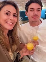 Mijn nieuwe boek Moeder, dochter, minnares gaat overmorgen naar de drukker.  Verschijnt half november. Dit wordt het omslag. Wat vind je? Foto  achterflap door Yvette Kulkens. Visagie en haar Elles Nijkamp.