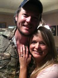 Photo Of Miranda Lambert Showing Off Her Engagement Ring From Blake Shelton Blake Shelton Miranda Lambert Blake Shelton And Miranda Miranda Lambert