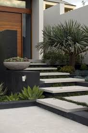 Do You Think Your Front Yard Is Too Small For Anything Think Again Here Are Beautifu Modern Landscape Design Contemporary Landscape Design Modern Landscaping