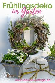 Fruhlingsdeko Im Garten Und Ein Osterhase Springt Auch Schon Durchs Bild Seaside Cottage Inspiration Fur Deine In 2020 Seaside Cottage Diy Bloggers Grapevine Wreath