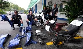 Berikutan itu, dia ditahan untuk siasatan sementara itu, 14 lagi yang ditahan akan diserahkan kepada aadk pendang dan disiasat mengikut seksyen 3(1) akta penagih dadah 1983. Pencuri Motosikal Makin Bijak Cuba Teka Sehari Berapa Banyak Motosikal Hilang Soscili