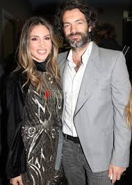 Οι δυο τους έχουν αποκτήσει και ένα παιδάκι. A8hna Oikonomakoy Apantaei Sto An Einai Egkyos Fthis Gr