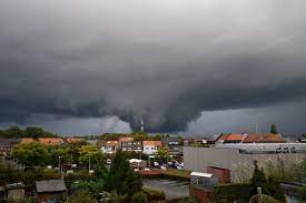 (20.06.2021) bei einem tornado im südbelgischen beauraing sind 17 menschen leicht verletzt worden. Tornado In Belgien