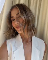 New hair, who dis? 💇🏽‍♀️ If you answered 'Hailey Bieber' I understand.  We're hair twins now. Thank you @jarahshair for the chop and making me feel  good about having a ponytail 1/4