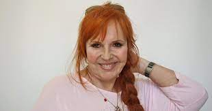 F e ruce měl v poutech svázaný, am em na očích. Zpevacka Marcela Holanova Vsichni Moji Osudovi Muzi Nosi Jmeno Karel Region