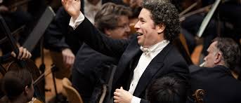 Dudamel respondeu a questão mulheres, esses caras como o mc livinho te atraem fisicamente e pelo jeito. Gustavo Dudamel Salzburger Festspiele