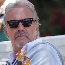 Not recent but still gorgeous 🥰 how do I look 🤩