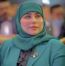 اغلب التعليقات على صور بعض النساء الفنانات والسياسيات (الجميلات) تعتبر تحرش  وهذا واضح من خلال ردود المتابعين لصفحاتهن وتعليقاتهم على صورهن البعض  يسمونها ((كلمات عاطفية او كلمات غزل )) والبعض يستخدمون التنمر