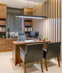 Salah satu ide tata ruang kantor alam mensiasati agar ruangan itu terasa nyaman dan besar adalah dengan meletakan meja dan peralatannya ke dekat jendela. 96 Ide Desain Dan Tata Ruang Kantor Toko Ruang Kantor Desain Penataan Ruang