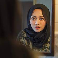 Selebgram rachel vennya menghebohkan publik karena mengunggah beberapa foto lepas hijab. Mengintip Kilas Balik Rachel Vennya Berhijab Hijab Dream Co Id