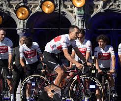 Caleb ewan is the winner of the final stage. Tour De France 2019 La Team Trek Segafredo Courra Avec Un Maillot Blanc Specialement Concu Par Santini Santini Cycling Wear