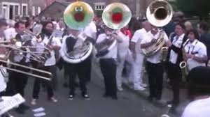 Dans la collection « avec mon petit doigt », l'italien gabriele clima met la magie de l'animation de papier à portée de main. La Banda Du Perigord Aux Bandas En Delire 2016 Dalhem Dans Les Yeux D Emilie Youtube