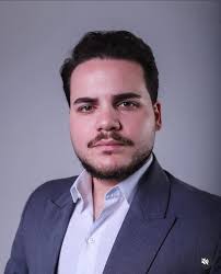 Filho de Wallace Souza ensaia candidatura a deputado estadual