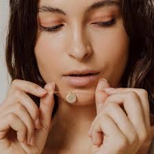 Benutzerdefinierte Buchstabe Halskette für Brautjungfern Vorschläge,  personalisierte Scheibe mit Initialen für Brautparty, 14k Gold gefüllt  Geschenk für ihre Mutter AD043A