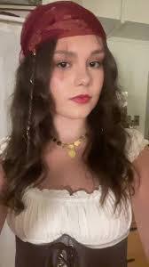 Elise Crouch's Instagram, Twitter & Facebook