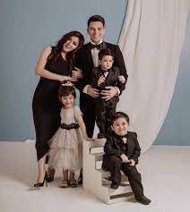 Dalam foto terlihat ada 3 tangan yang bersulang, tapi ada 4 botol yang terlihat. 10 Inspirasi Foto Keluarga Artis Ini Bisa Kamu Tiru Seru Banget