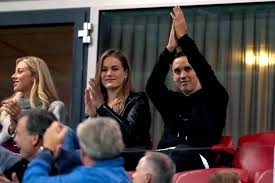 Siemen voet zal vanmiddag met spanning voor de tv zitten, zijn vriendin staat namelijk in een olympische finale het is zo stressvol voor de tv, als het dan goed is gelukt spring je recht overeind. Psv Er Of Niet In Zijn Hart Blijft Ryan Thomas Altijd Een Zwollenaar Pec Zwolle Destentor Nl