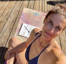 Kelly Markham's Instagram, Twitter & Facebook