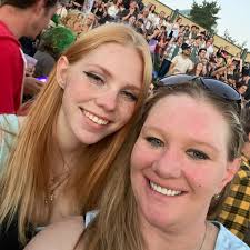 😘😘😘Happy Mother's Day to the Moms of The Lodge, and all beautiful and  strong Mothers out there! 🌹🌹🌹You do it all, and today is for you!  #littletonfoodie #littletoncolorado #littletonfood #lariatlodgebrewingco  #evergreen #evergreenco #