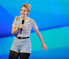 Deux salles de spectacles en une. Rosalie Vaillancourt L Enfant Terrible De L Humour Tva Nouvelles