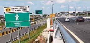 Timbalan menteri kerja raya mohd anuar mohd tahir berkata pembinaan projek berkenaan melibatkan jajaran di negeri. Lebuhraya Pantai Barat Bila Siap