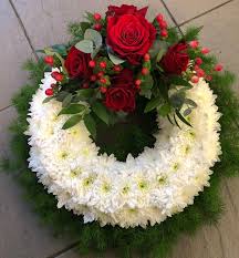 Meaning of rose in english. Based Red Rose Wreath Buy Online Or Call 01375 374155