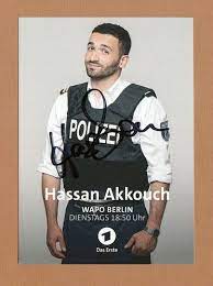 Based in neukölln, berlin toni manages the daily business of dealing with the arabic gangs and ends up wanting to leave his old life behind for his family, but as expected, it's never that simple. Hassan Akkouch Wapo Berlin Personlich Signiert Kaufen Bei Hood De